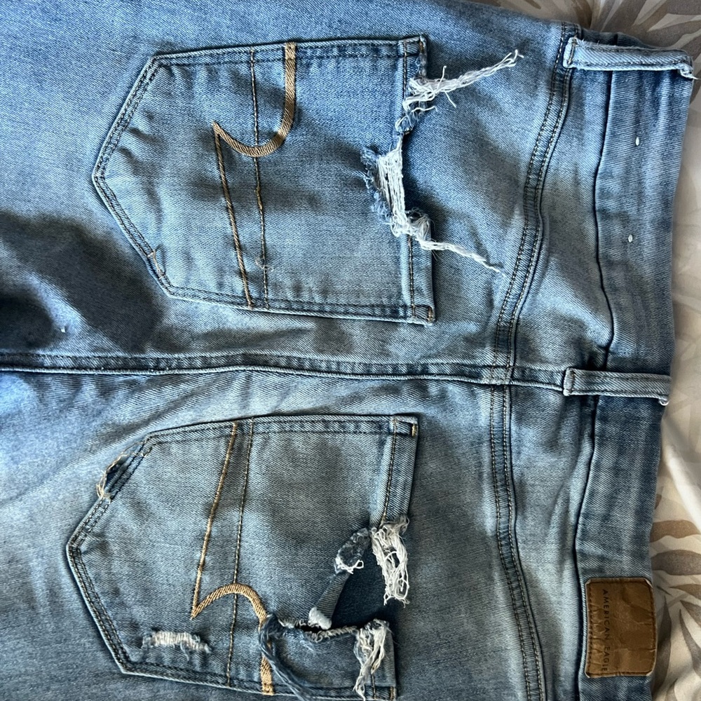 Hi there I’m selling these American eagle jeans - Picture 2 of 3